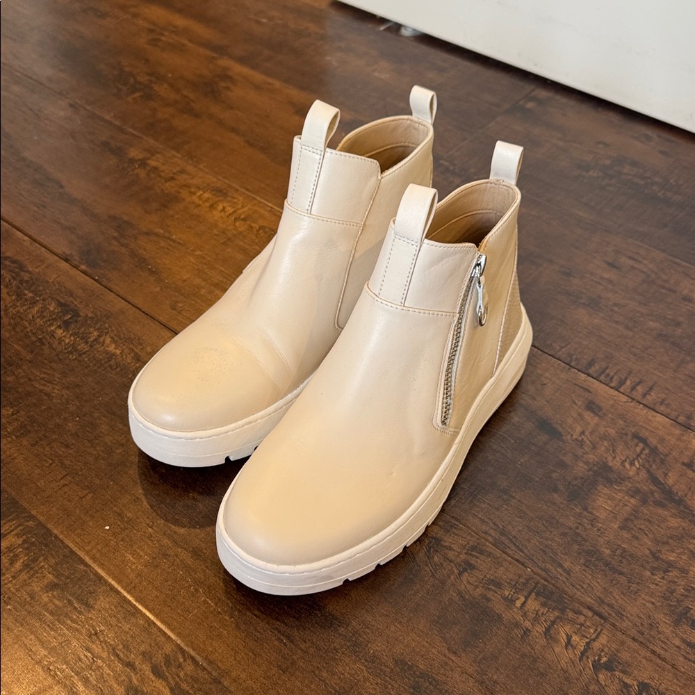 Vionic Brinkley cream ankle booties with silver side, zip and textured back sz6